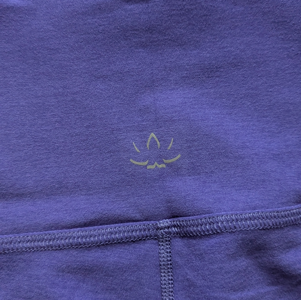 High Waisted Beyond Yoga Biker Shorts - Medium - Ultra Violet 💜 - Picture 3 of 5